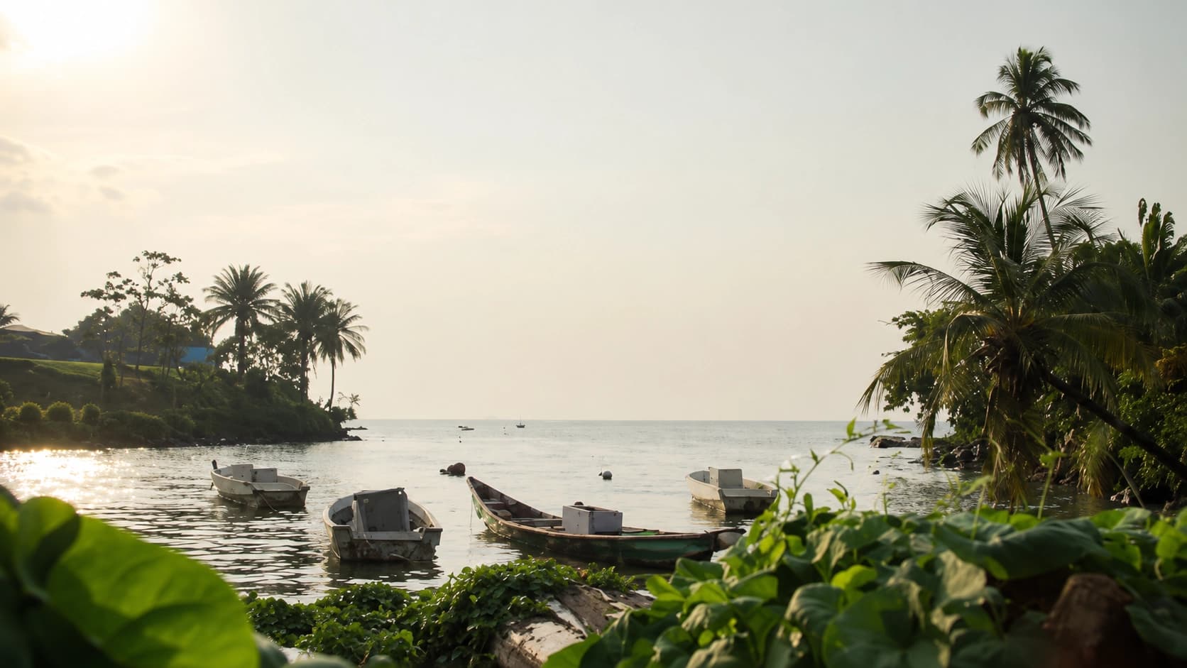 Barcas de pesca en la costa de Malabo