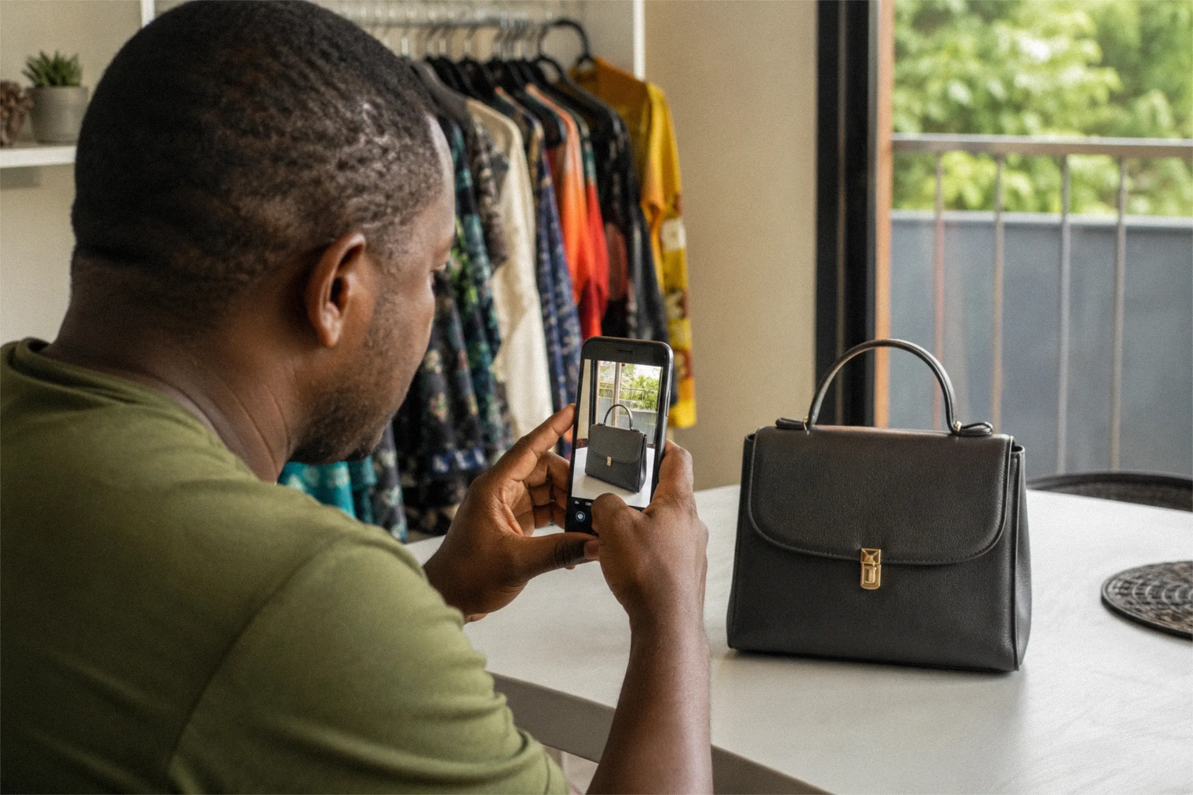 Un vendedor fotografía un bolso para un anuncio local